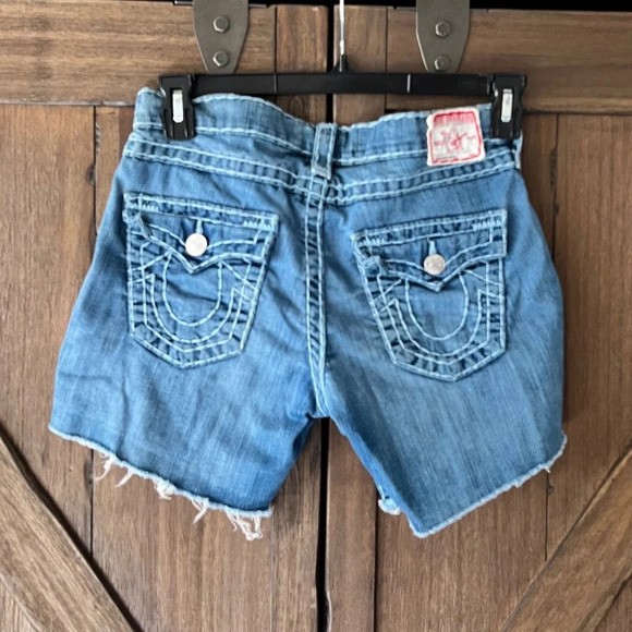True Religion Jayde Super T Raw Hem Denim Shorts Size 27 EUC - Picture 2 of 8